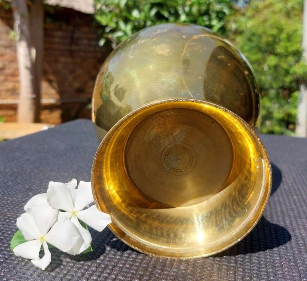 Brass LARGE 37CM HIGH VINTAGE BRASS LIDDED TEMPLE JAR WITH SPIKE